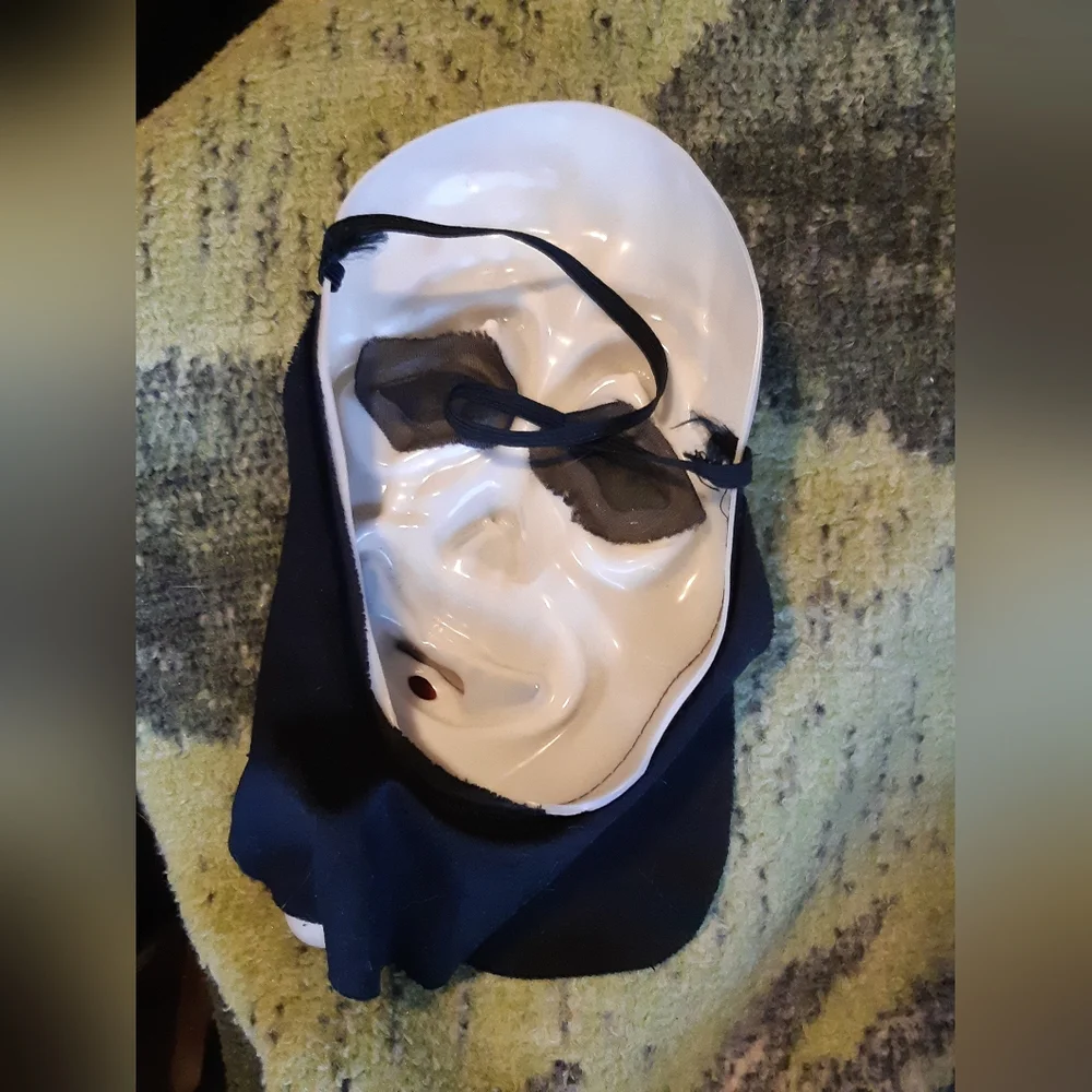 Scary Movie Mask - Picture 4 of 14